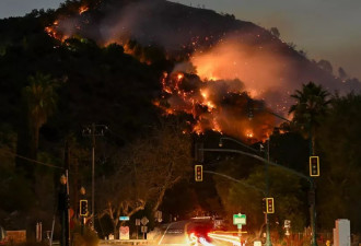 洛杉矶大火已致10人丧生,超10000座建筑化为灰烬