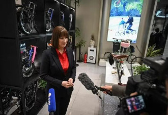 英国财政大臣到访北京 专门去了一家自行车商店