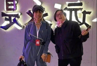 陈凯歌前妻洪晃瘦30斤 穿小香风配紧身裤