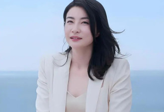 霍启仁带泰国未婚妻参加婚宴，女方穿着大胆略显驼背！气质很普通
