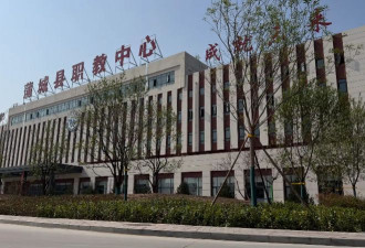 我拿出怀里的中国护照，对方说你能优先入园…