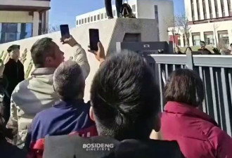 我拿出怀里的中国护照，对方说你能优先入园…