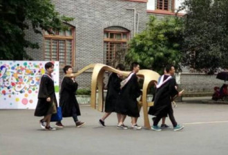 大学生白天上课 晚上“搬牛” 校方:学校传统
