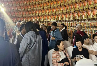 56岁邱淑贞尼泊尔拜佛被拍，胸部下垂厉害，丈夫沈嘉伟依旧深情