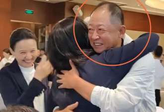 脸崩！59岁王志文断崖式衰老，和儿子像爷孙，富婆娇妻仍风韵犹存