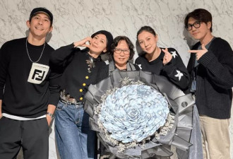 50岁贾静雯为71岁妈妈庆生，仨女儿露面