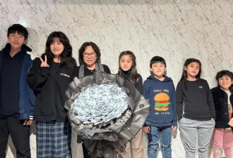 50岁贾静雯为71岁妈妈庆生，仨女儿露面