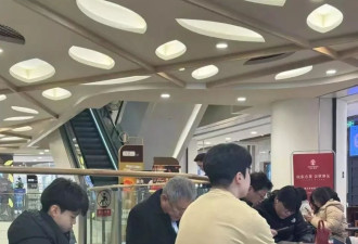 挤爆上海的韩国网红,怎么都在脑门贴着纸啃羊肉串