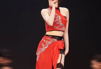女明星吴宣仪跳舞遭审判，衣着性感舞台尺度大...