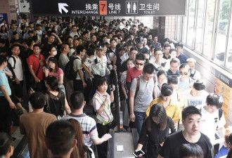 上海男子通勤路惊呆网友 每天往返80公里 已7年