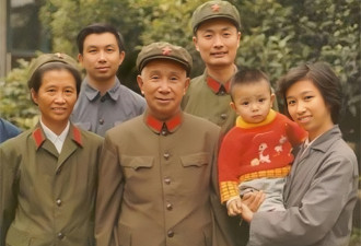 1975年，陈毅儿子陈小鲁和粟裕女儿粟惠宁度密月