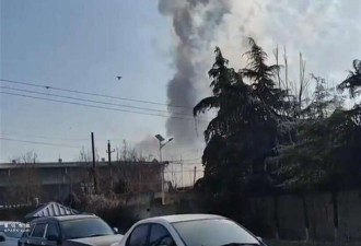 山西一企业爆炸腾起蘑菇云 商户门被震弯