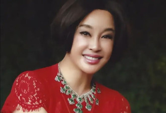 刘晓庆在国外与小鲜肉共进晚餐，穿低胸豹纹服好性感，不愧是庆奶