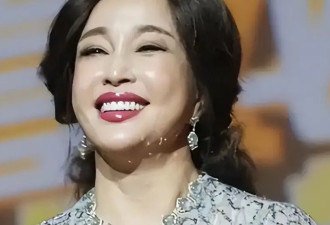 刘晓庆在国外与小鲜肉共进晚餐，穿低胸豹纹服好性感，不愧是庆奶