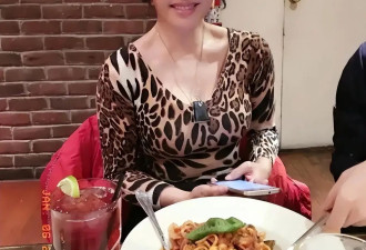 刘晓庆在国外与小鲜肉共进晚餐，穿低胸豹纹服好性感，不愧是庆奶