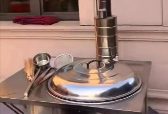 刘强东老家别墅连续两天在院子为工作人员做饭...