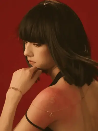 “妲己”娜然《Vogue Celebrates》封面大片，红黑造型冷艳神秘