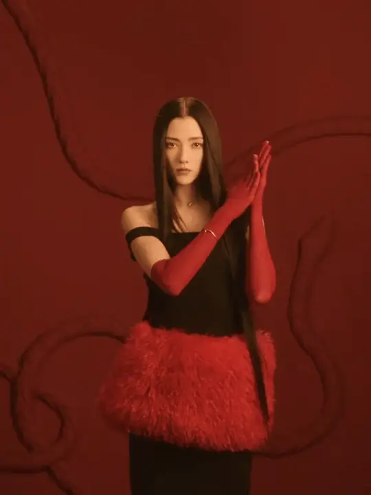 “妲己”娜然《Vogue Celebrates》封面大片，红黑造型冷艳神秘