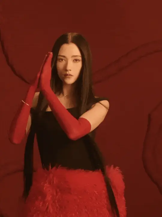 “妲己”娜然《Vogue Celebrates》封面大片，红黑造型冷艳神秘