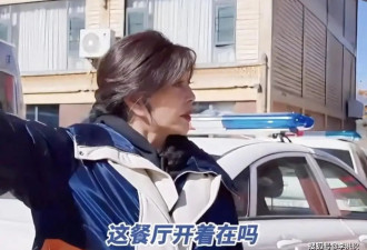 74岁刘晓庆又火了，给问路老头喊大爷,庆奶是...
