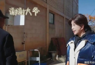 74岁刘晓庆又火了，给问路老头喊大爷,庆奶是...
