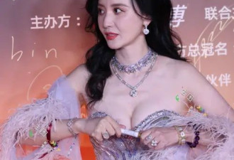 张萌穿紫色抹胸裙露出傲人事业线！魔鬼身材性感火辣