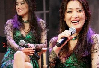 巩俐换发型像换了个人！慵懒卷发配V领绿裙，艳丽无敌快认不出来