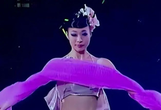 她陪了刘德华27年，43岁仍未婚，眼睁睁看着他娶了别人