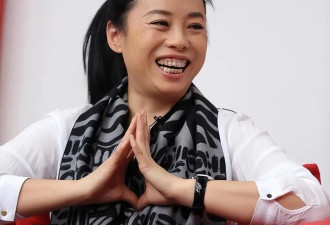 黄绮珊换脸成功，龅牙消失腰肢变细，演唱会秒变20岁少女！