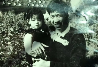 李小冉青涩照曝光！又纯又欲，喜欢穿吊带，难怪让富豪们着迷