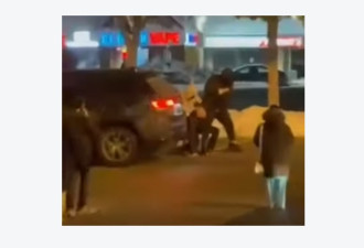 视频疯传！密市老人在繁忙商场外遭抢劫新款奔驰SUV！路人围观！