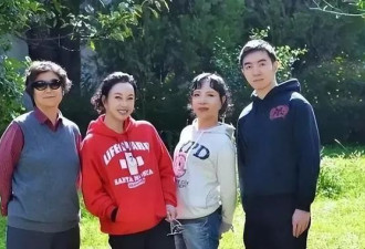 刘晓庆和68岁妹妹出游 妹妹已老成奶奶 她时髦像少女