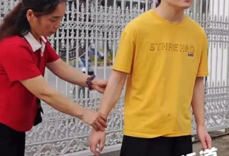 少年诈骗营遭虐20个月变痴呆：不时头撞墙 趴桌子