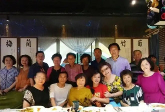 刘晓庆昔日同学聚会合照曝光 和同学宛若两代人
