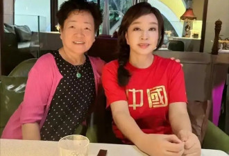 刘晓庆昔日同学聚会合照曝光 和同学宛若两代人