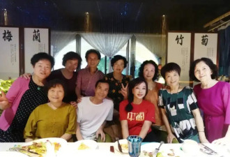刘晓庆昔日同学聚会合照曝光 和同学宛若两代人