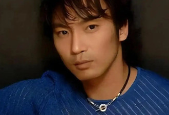 春晚一曲成名，却被一刀砍掉下巴，现在靠卖马桶为生的他过的如何