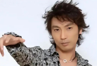 春晚一曲成名，却被一刀砍掉下巴，现在靠卖马桶为生的他过的如何