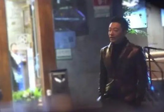 汪小菲与老婆路边吵架，用手指着马筱梅训斥