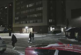 安省滑铁卢大学1400名学生被迫搬出宿舍！顶着雪拖着行李找住处！