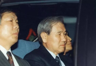 尹锡悦进看守所 网疯传“历任5总统”移送画面 1共同点…