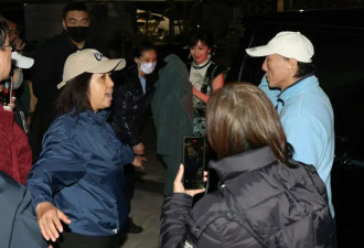 赵雅芝保镖暴力抛走歌迷，对方双膝跪地不起，被质问为什么打人