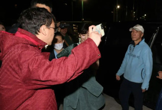 赵雅芝保镖暴力抛走歌迷，对方双膝跪地不起，被质问为什么打人