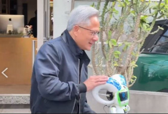 黄仁勋手上的神秘公仔 大有讲究