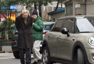 抛弃李政宰,赵寅成后,42岁金敏喜怀孕,64岁老公..