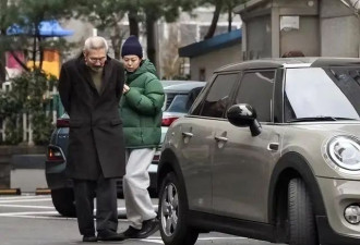 64岁著名导演老来得子！和小22岁情人自然受孕，孩子上户口成难题