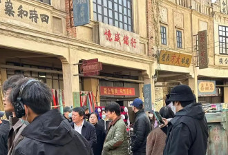 张颂文确定不会凉了，重回剧组的现场照首曝光