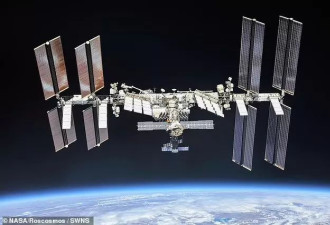 受困太空的59岁女宇航员，终于走出空间站