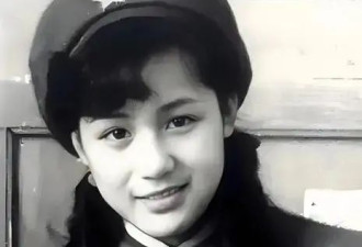“容妃”李建群因病去世：和名导同居27年不结婚，一生无儿无女