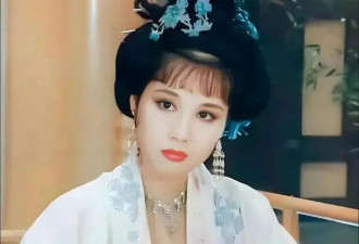 “容妃”李建群因病去世：和名导同居27年不结婚，一生无儿无女